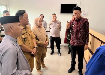 Pj Bupati Muaro Jambi Bachyuni Deliansyah saat menghadiri Musdes di Desa Lopak Alai Kumpeh Ulu (foto: ist)