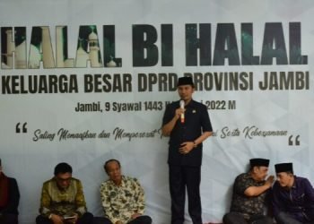 Ketua DPRD Provinsi JAmbi, Edi Purwanto saat memberi sambutan pada acara halal bihalal(Foto: ist)