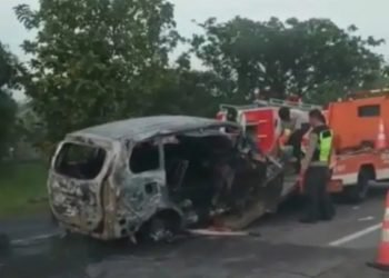 Kondisi minibus setelah kecelakaan hangus terbakar (foto: istimewa)