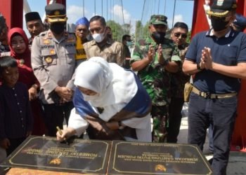 Masnah Busro saat meresmikan Jembatan Gantung Putri Ponjen di Tanjung Laut (foto: ist)
