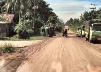 Kondisi jalan provinsi di kecamatan sungai gelam (foto: Mira)