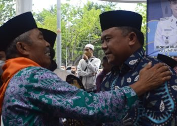 Sekda Muaro Jambi Budhi Hartono saat melepas Keberangkatan 74 Calon Jamaah Haji (Foto: ist)