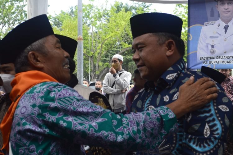 Sekda Muaro Jambi Budhi Hartono saat melepas Keberangkatan 74 Calon Jamaah Haji (Foto: ist)