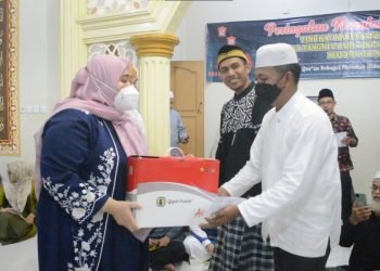 Masnah Busroh saat safari Ramadhan di Desa Tangkit Kecamatan Sungai Gelam (foto: ist)