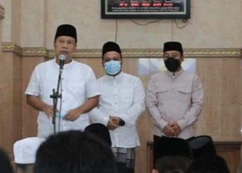 Bupati dan Wabup Tanjabtim Sholat Idul Fitri di Masjid Agung Nur Addarojat / Ist