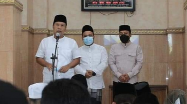 Bupati dan Wabup Tanjabtim Sholat Idul Fitri di Masjid Agung Nur Addarojat / Ist