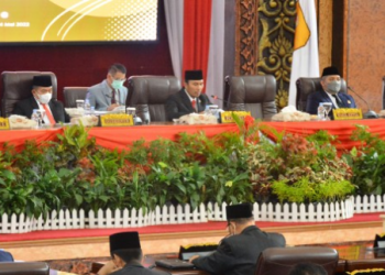 Paripurna dalam rangka penyampaian Laporan Hasil Pemeriksaan ( LHP ) BPK RI Perwakilan Provinsi Jambi atas Laporan Keuangan Pemerintah Daerah ( LKPD ) Provinsi Jambi Tahun Anggaran 2021, di ruang rapat Paripurna DPRD Provinsi Jambi, Selasa (24/5).
