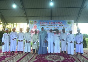 Masnah Burso saat foto bersama pengahafal Al-Qur'an dan Anak Yatim (foto: ist)