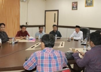 Wakil Bupati Tanjabbar saat menerima audiensi Jaringan Media Siber Indonesia (JMSI) Provinsi Jambi di ruang rapat Bupati (foto: JMSI)