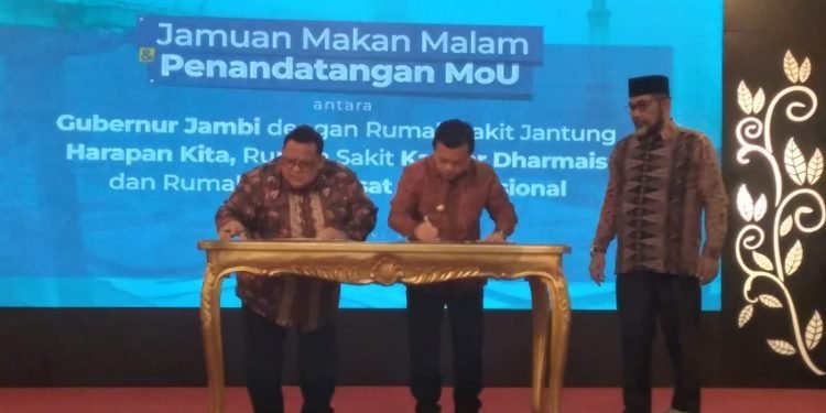 Gubernur Al haris saat tandatangani MoU dengan Tiga Rumah Sakit (foto;Hn)