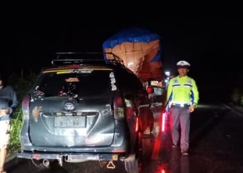 Avanza hantam Truk Batubara yang Parkir (foto: ist)