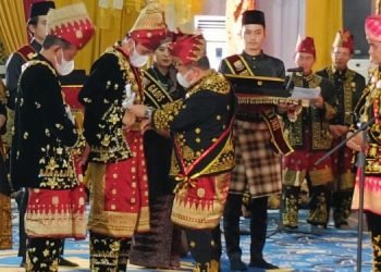 Edi Purwanto dan istri, Ari Puspita Rini terima penganugerahan gelar adat melayu Jambi (foto: Ist)