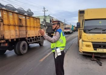 Personel Polda Jambi saat berada dilokasi kemacetan (Foto: Ist)