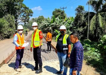 Pj Bupati Muarojambi, Bachyuni Deliansyah saat meninjau pekerjaan jalan talang