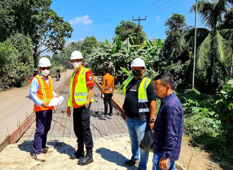 Pj Bupati Muarojambi, Bachyuni Deliansyah saat meninjau pekerjaan jalan talang