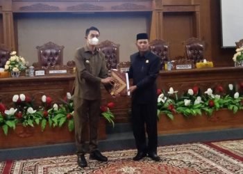 Wakil Ketua DPRD Muaro Jambi Ahmad Haikal menerima Ranperda Pertanggungjawaban Pemkab Muarojambi TA 2021 dari Pj Bupati Bachyuni Deliansyah (Foto Ist)