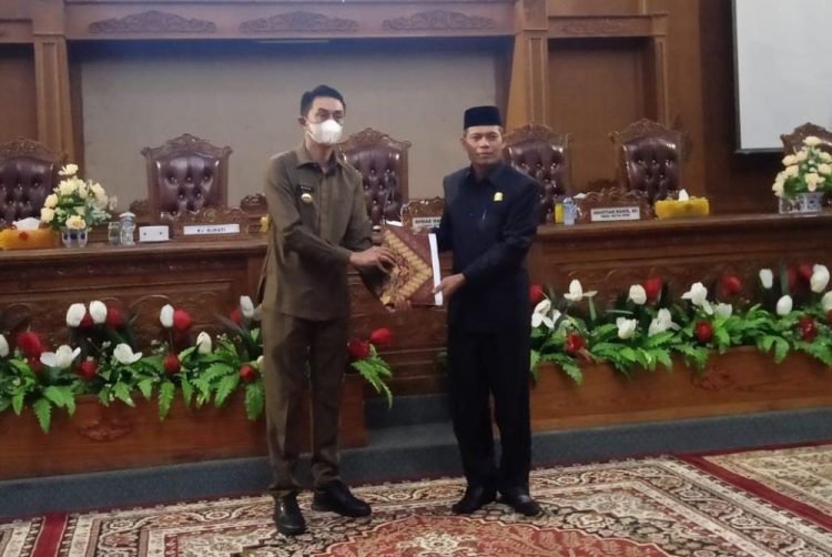 Wakil Ketua DPRD Muaro Jambi Ahmad Haikal menerima Ranperda Pertanggungjawaban Pemkab Muarojambi TA 2021 dari Pj Bupati Bachyuni Deliansyah (Foto Ist)