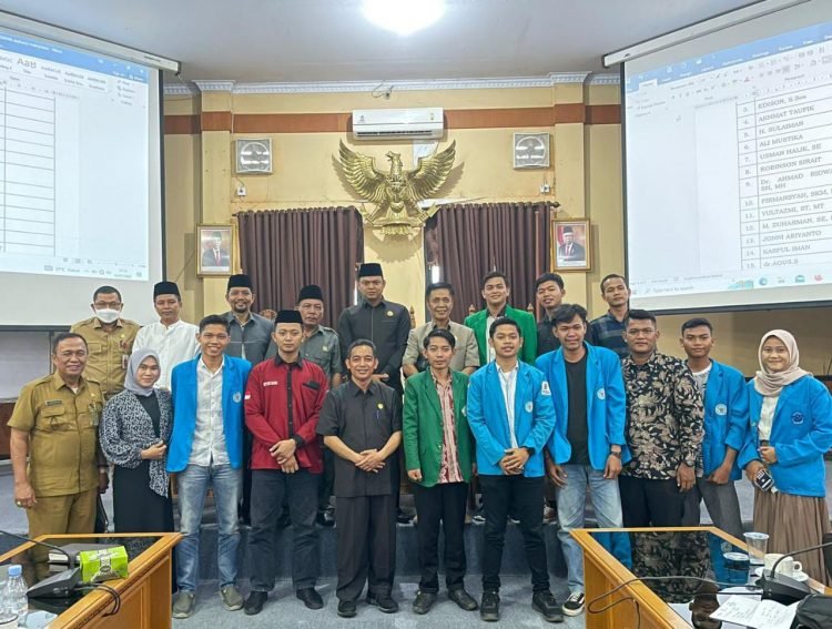 Foto bersama mahasiswa dengan DPRD Muaro jambi (foto: istimewa)