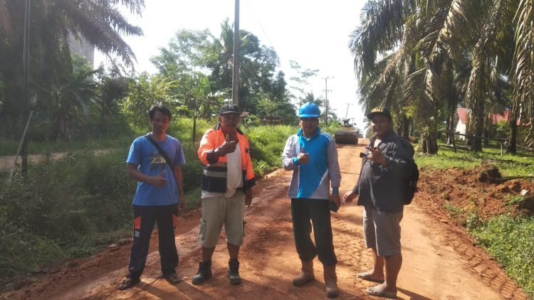 Alat berat PT PAL saat melakukan perbaikan jalan di desa tri mulya jaya (foto: Mts)