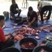 Proses pemotongan dan pembagian daging qurban di lapangan Kantor PWI Provinsi Jambi, Minggu (10/7/2022). Sebanyak 190 paket daging qurban dibagikan kepada anggota PWI Provinsi Jambi, juga kepada janda dan anak yatim, tetangga sekitar kantor PWI Jambi. (Foto: PWI Jambi)