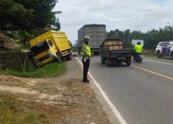 Kecelakaan tunggal truk muatan batu bara di mestong (foto: ist)