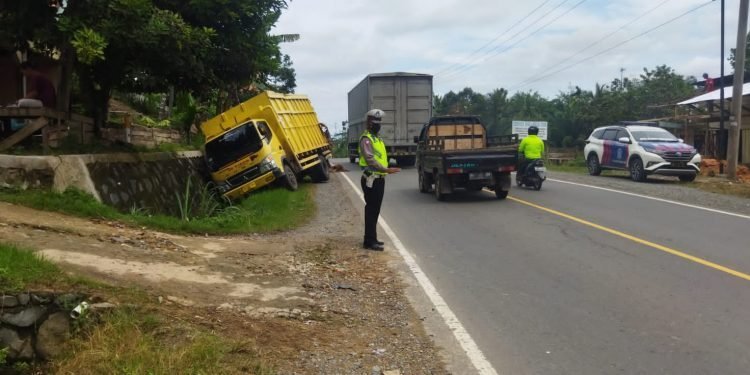 Kecelakaan tunggal truk muatan batu bara di mestong (foto: ist)