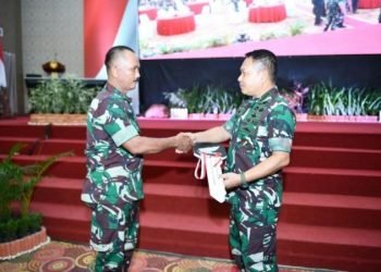 Sertu Husni Thamrin saat menerima penghargaan dari Kepala Staf Angkatan Darat (Kasad) Jenderal TNI Dr. Dudung Abdurachman.(foto: Dok Penrem 042/Gapu)