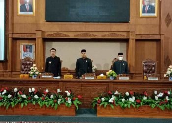 Ketua DPRD Muaro Jambi Yuli Setia Bhakti saat pimpin rapat paripurna