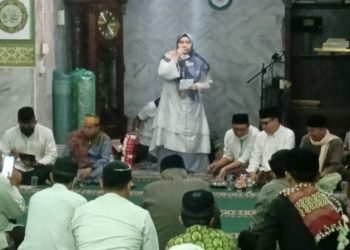 M Ridho saat mendampingi Masnah Busro safari ramadhan di masjid Nurul Sa,Adah Kecamatan Jaluko (foto: ist)