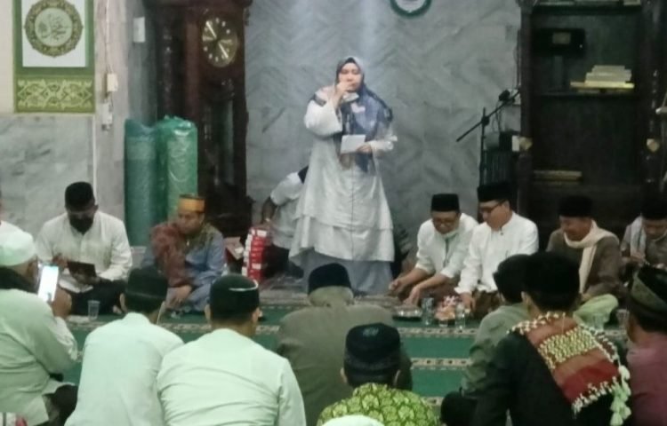 M Ridho saat mendampingi Masnah Busro safari ramadhan di masjid Nurul Sa,Adah Kecamatan Jaluko (foto: ist)