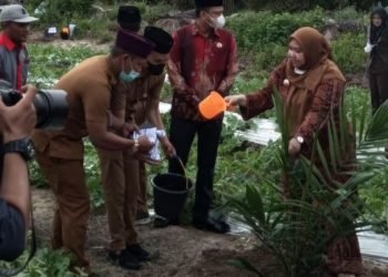 Ketua DPRD Yulia Setia Bhakti saat mendampingi Bupati Muaro Jambi Hj Masnah Busro (foto: ist)