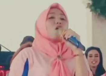 Meli dedi saat menyanyikan lagu sikok bagi di salah satu acara pesta di lubuklinggau (foto: ist)