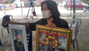 Rohani Simanjuntak Merupakan Tante Brigadir J Menunjukan Foto Kepada Media