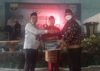 Fadli Sudria saat Terima Penghargaan Sebagai Pemerhati Disabilitas (foto:us)