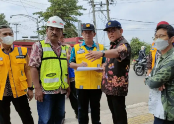 H.Bakri bersama Rombongan Kepala Balai Kementerian PUPR meninjau progres peningkatan atau pelebaran jalan di kawasan Simpang Empat Sijenjang Kota Jambi (foto: ist)