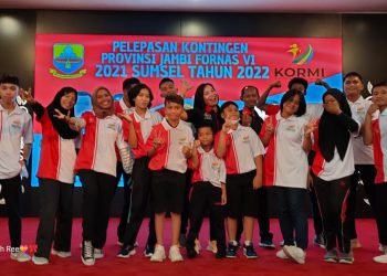 Reminovita Sitohang bersama atlet yang akan diberangkatkan ke FORNAS VI Sumsel Tahun 2022 (foto:ist)