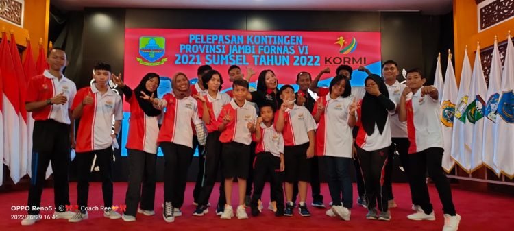 Reminovita Sitohang bersama atlet yang akan diberangkatkan ke FORNAS VI Sumsel Tahun 2022 (foto:ist)