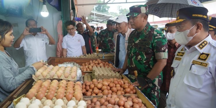 Danrem 042/Gapu Bersama Gubernur Jambi Sidak Pasar Angso Duo (foto:Dok Penrem 042/Gapu)