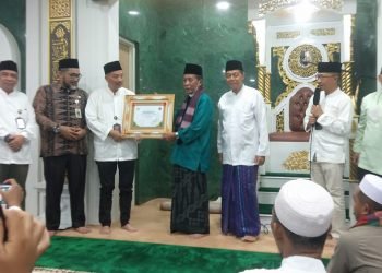 Penyerahan sertifikat penghargaan kepada masjid perkantoran 'Guru Makki (foto: ist)