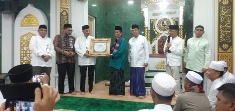 Penyerahan sertifikat penghargaan kepada masjid perkantoran 'Guru Makki (foto: ist)