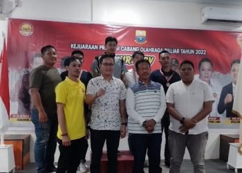 Foto bersama Ketua pengcab POBSI dan peraih medali Atlit Billiar Bola 9 (Us)