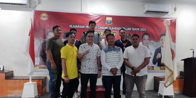 Foto bersama Ketua pengcab POBSI dan peraih medali Atlit Billiar Bola 9 (Us)