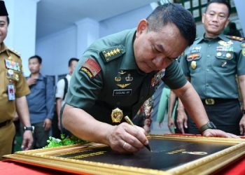 Kasad Jenderal TNI Dr. Dudung Abdurachman meresmikan gedung baru Markas Korem (Makorem) 042/Gapu (Foto: dok Dispenad)