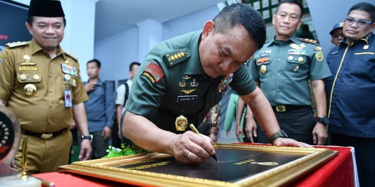 Kasad Jenderal TNI Dr. Dudung Abdurachman meresmikan gedung baru Markas Korem (Makorem) 042/Gapu (Foto: dok Dispenad)