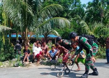 Anak-anak Papua Bermain Bersama Satgas Pamtas Yonif 711/Rks (Foto: DOk Pen Yonif 711/Rks)