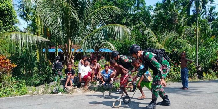 Anak-anak Papua Bermain Bersama Satgas Pamtas Yonif 711/Rks (Foto: DOk Pen Yonif 711/Rks)