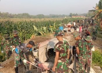 Pekerjaan pembangunan fisik yang dilakukan personel TNI bersama warga (Foto:AK)