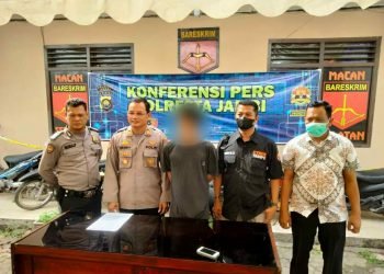 Ikram Puat (27) pelaku penggelapan motor setelah diamankan polisi (foto: ist)