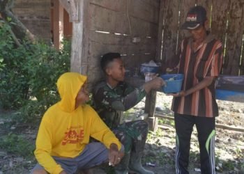 Suasana akrab Satgas TMMD Reg 114 bersama warga (foto: Ak)