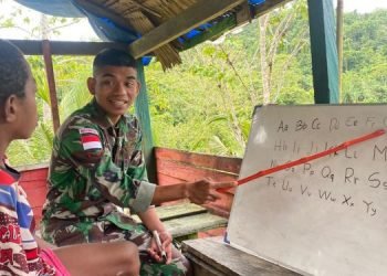 Satgas Pamtas Yonif 711/Rks saat mengajarkan Anak-anak Membaca (Foto: Dok Yonif 711/Rks)